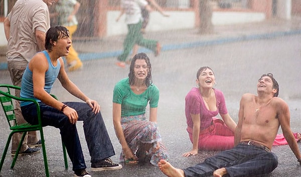 4. Неожиданно попали под дождь? Зайдите в ближайшее кафе и спросите, не забыли ли вы у них свой зонт? Будьте уверены, парочка аксессуаров для вас обязательно найдется.