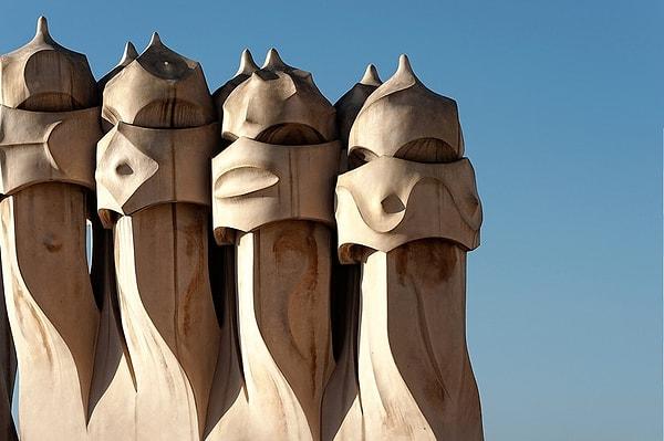 Gaudi'nin sanatı, İspanya'nın Barselona kentine inşa ettiği eserlerle ölümsüzleşir. Mimarın inşa ettiği benzersiz yapılar, UNESCO Dünya Mirası Listesi'nde yer alır.