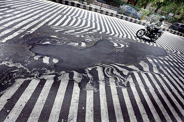 7. Hindistan'da asfaltı eriten yaz sıcağı.