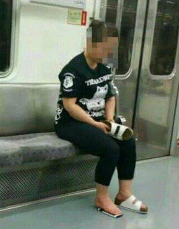 13. "Bu sarhoş kadın telefonunu düşürdü. Telefonu yerine yerden sandaletlerini aldı ve telefonunu sandalet niyetine kullandı."