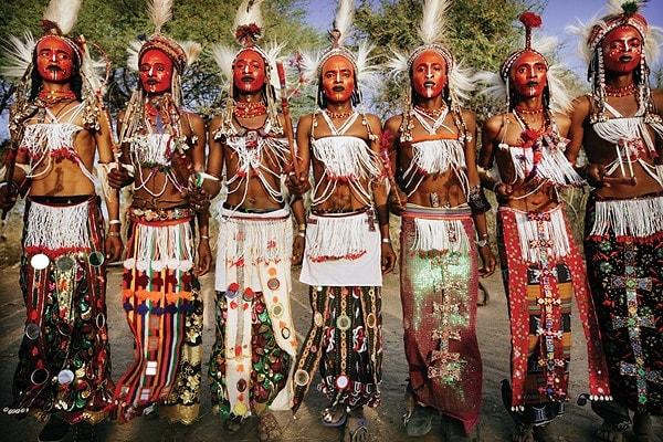 6. Wodaabe kabilesi Gerewol adında bir festivalde erkekler makyaj yapıyor ve kadınlardan oluşan jüri tarafından değerlendiriliyor.