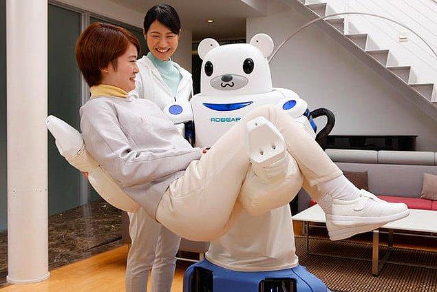4. Japonya'da bir bakım evinde 20 adet robot çalışmaya başlıyor.