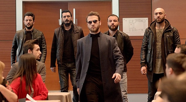 Şu karizmaya bakar mısınız, sana kim hayır diyebilir ki Yamaç! Sultan Ana'nın durumu kritikleşti ve ameliyatını sadece bir doktorun yapabileceğini söylediler. Yamaç semineri basıp doktoru annesi için hastaneye getirdi. Bakalım ameliyat nasıl sonuçlanacak?