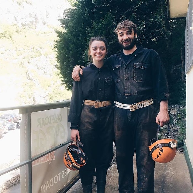 7. Maisie Williams ve kardeşi