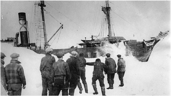 13. Hollywood tarihinin en lanetli filmi ise yönetmen, oyuncular ve set ekibi dahil 27 kişinin yaşamını yitirdiği 1931 yapımı Viking filmidir. Aynı zamanda, çekim yapılan gemi de patlamıştır.