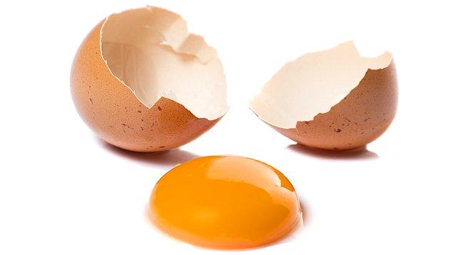 Yumurta sarısı, beyazına oranla daha fazla besin ögesi içerir.