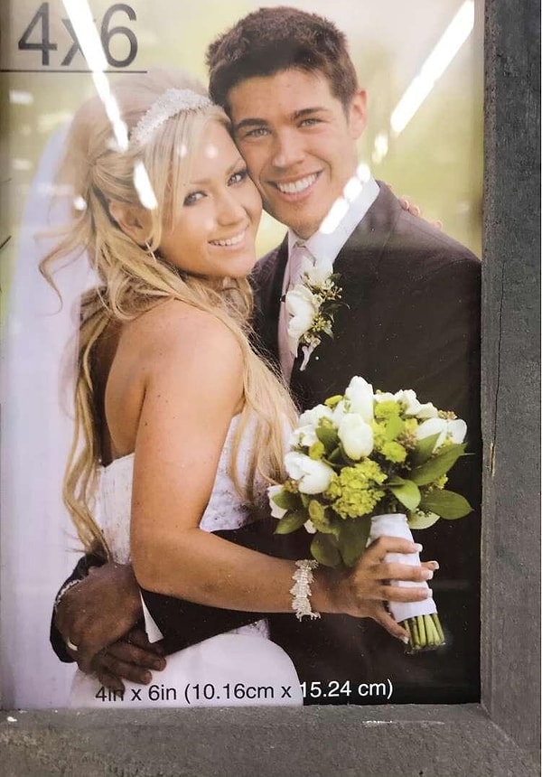 10. Вроде бы все выглядит нормально, да? Обычная свадебная фотография, но стоит обратить внимание на руки жениха...