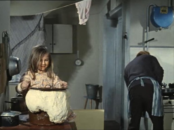 13. Как звали внучку бабушки-сторожа в "Операции Ы"?