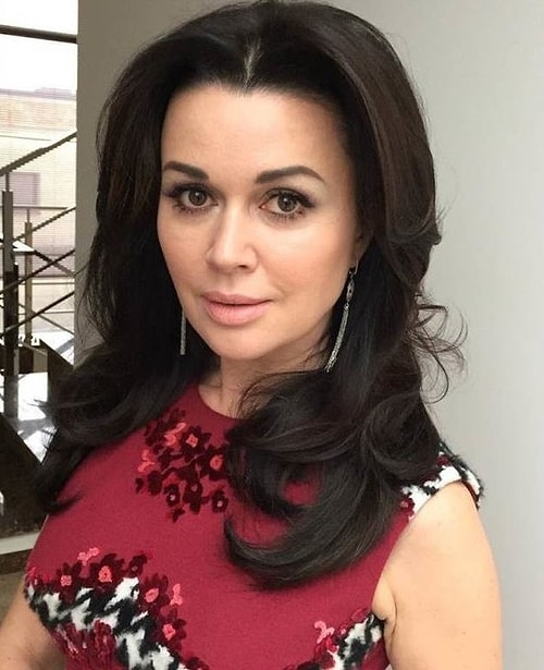 Анастасия Заворотнюк (47 лет) — Виктория Прутковская, няня