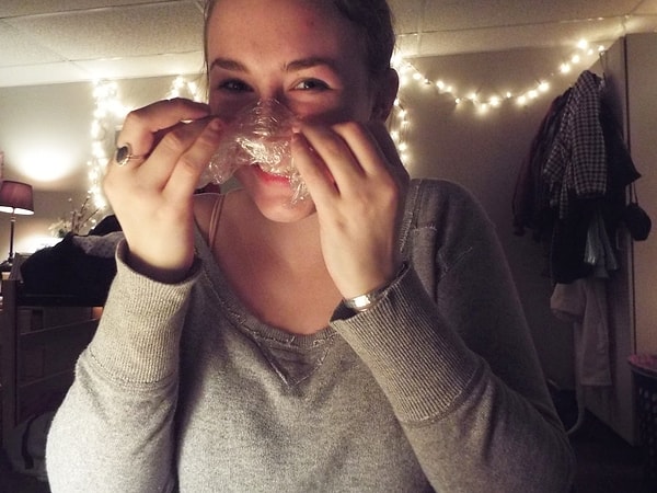 Ютуберы утверждают, что вазелин необходимо наносить перед сном, накрыв при этом стретч-пленкой.