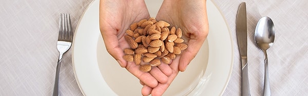 2. «The Scandi Sense Diet» рассказывает о том, как легко можно сократить количество потребляемых калорий, не считая их, если в каждый прием пищи съедать 4 порции продуктов, каждая из которых помещается в ладонь.