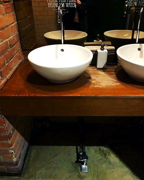 19. Musluk için pedalı bulunan restoran lavabosu