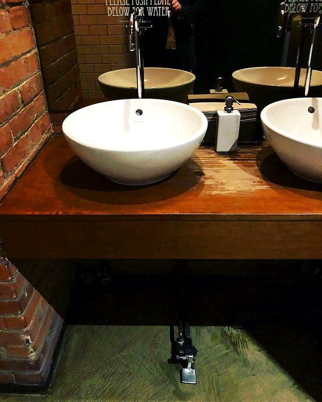 19. Musluk için pedalı bulunan restoran lavabosu
