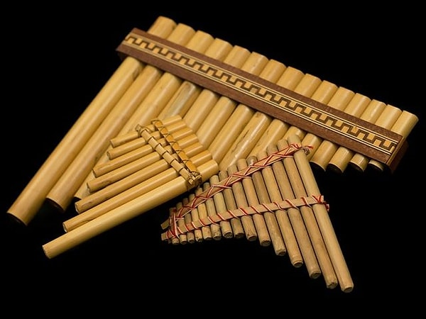 9. Андская музыка славится успокаивающими звуками флейт и свирелей. В какой стране эта музыка получила наибольшее распространение?