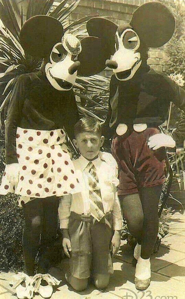 1. 1930'larda çekilmiş Mickey ve Minnie mouse kostümlü insanlarla bir çocuk! Çocuğun korkusu yüzüne vurmuş...