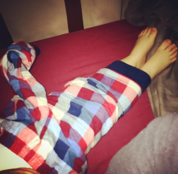 5. Папа, который устал настолько, что одел пижаму сыну в стиле русалки