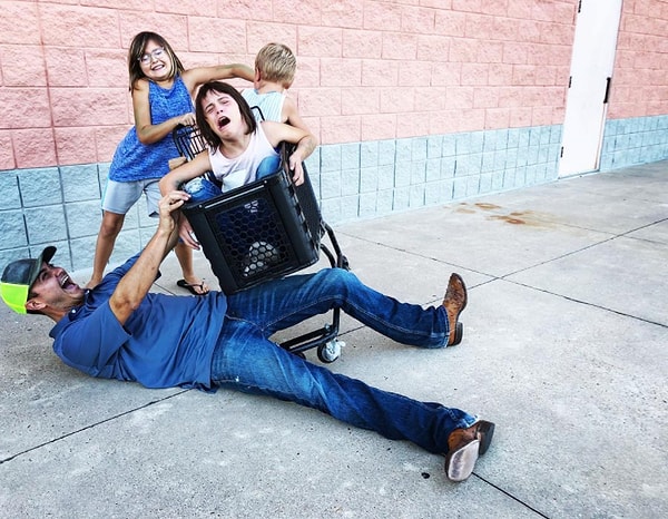 8. Этот глупец решил, что пойти в магазин с тремя детьми - хорошая идея