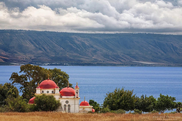Греческая церковь на берегу Средиземного моря?