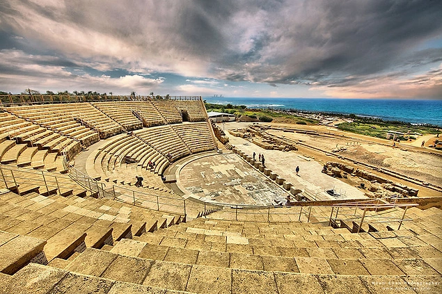 Практически идентичен Театру Диониса в Афинах...