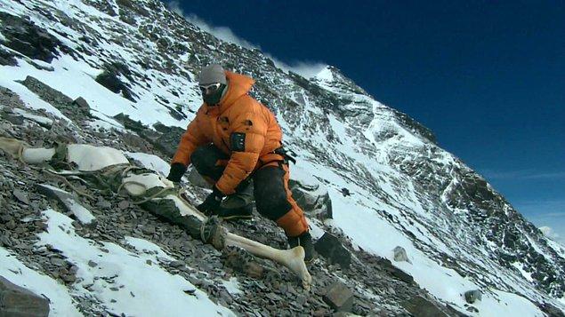 1950'lerde Everest'in zirvesine ulaşıldı. Takip eden yıllarda da birçok kaşif zirveye çıktı. Birçok dağcı da hayatını kaybetti. Mallory ve Irvine'ın cesetlerine ise hala ulaşılamamıştı.
