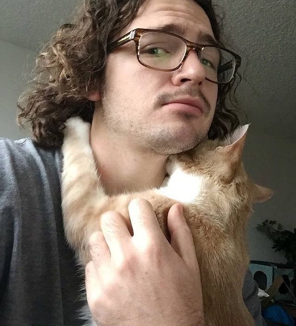 15. Этот кот не может перестать обнимать своего хозяина, который забрал его из приюта