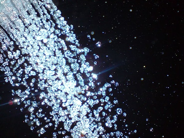 7. На Нептуне и Уране идут настоящие бриллиантовые дожди.