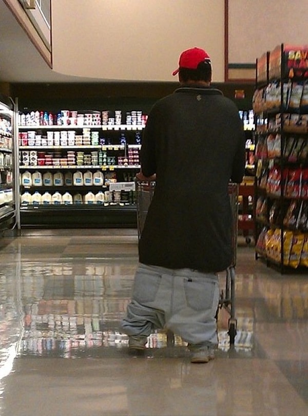 4. Прошу, купите этому парню ремень. Он ему очень нужен.