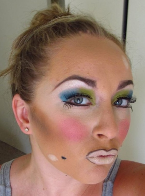 11. Некоторым девушкам вообще лучше запретить прикасаться к косметике.