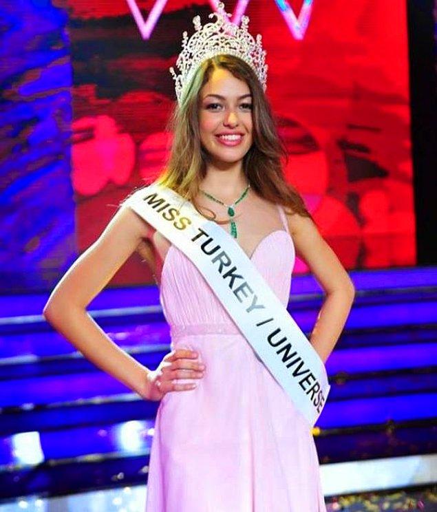 17 yaşından itibaren modellikle de ilgilenen Deniz, 2014 yılında Elidor Miss Turkey güzellik yarışmasında 2. olmuş.
