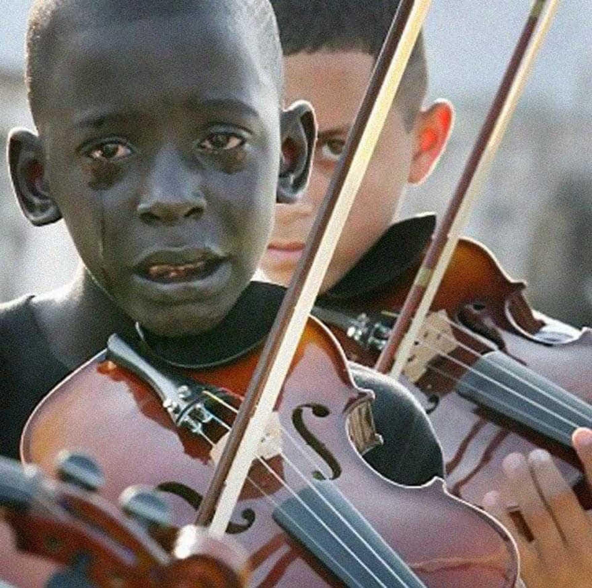 Грустная скрипка мем. Диего Фразао Торквато. 12-Летний Диего Фразао Торквато из Бразилии. Мальчик со скрипкой. Негр скрипач.