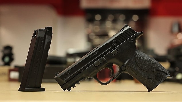 Şüpheli Ali S.'nin, 150 bin lira borcunu ödeyemediği için soygun girişiminde bulunduğu ve boncuk atan oyuncak tabanca kullandığı belirlendi.