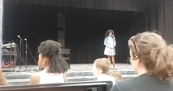 Yetenek Yarışmasında Şarkının Sözlerini Unutan Kızına Yardım Eden Muhteşem Anne!