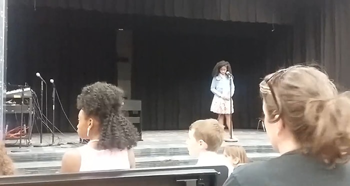 Yetenek Yarışmasında Şarkının Sözlerini Unutan Kızına Yardım Eden Muhteşem Anne!