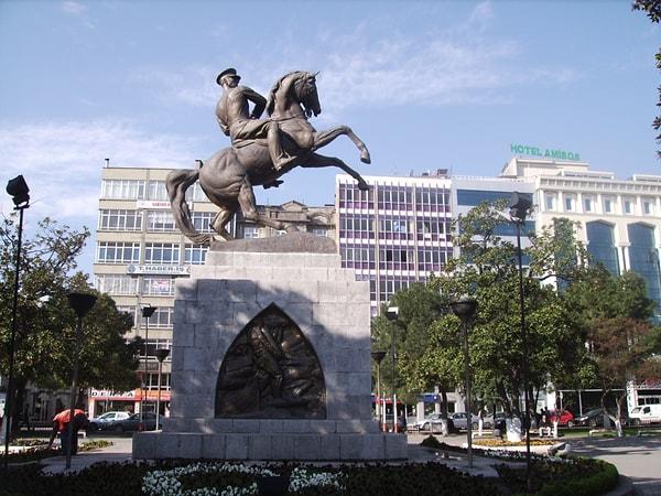 3. Yakın tarihe oldukça ilgi duyduğundan Kurtuluş Savaşı'nın ilk meşalesinin yakıldığı, Atatürk'ün şehri Samsun'a gitmelisin.