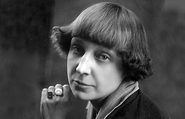 1. "  Под лаской плюшевого пледа..." Марина Цветаева