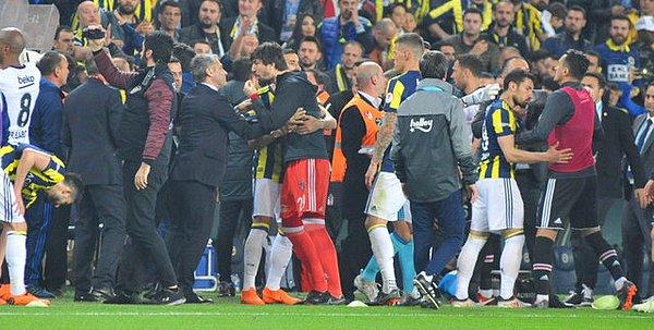 Beşiktaş yedek kulübesinde yer alan kaleci Tolga Zengin, Fenerbahçeli taraftarlarla tartışırken siyah-beyazlı takımın hocası Şenol Güneş, Tolga'yı sakinleştirmeye çalıştı.