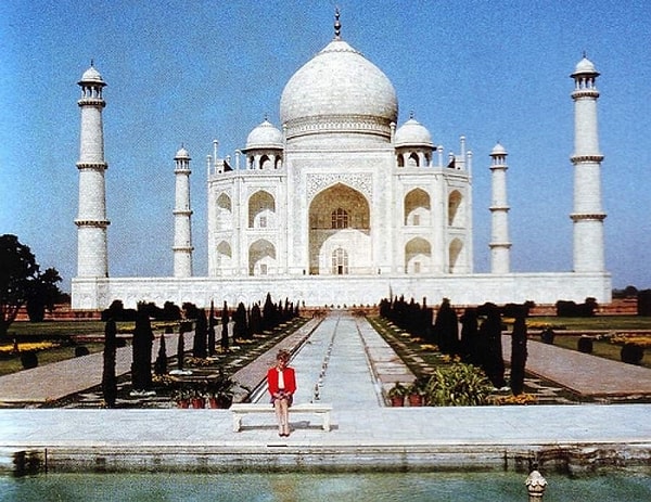 4. Одинокая принцесса Диана на фоне Тадж-Махала