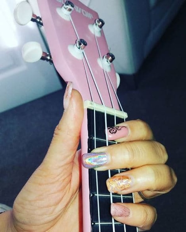 4. Гитара скажет нет гламурному маникюру