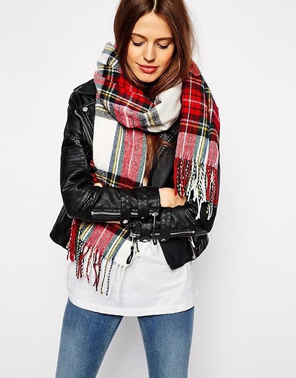 3. Объёмный шарф добавит образу повседневного гламура