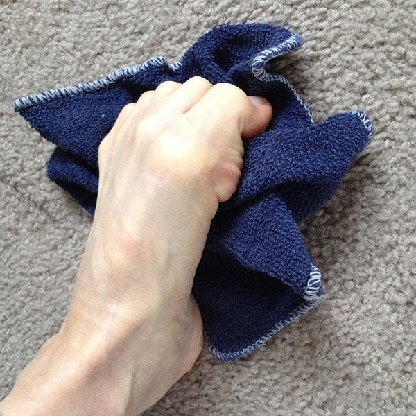 7. Поднимание полотенца с пола ногой