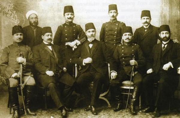 1900'lere gelindiğinde II. Abdülhamid'e muhalefet iyice artmıştı. İttihat Terakki de padişahın yönetimini doğru bulmuyordu ve cemiyete girişte bu baskıcı idareyi yıkmaya yemin ediliyordu.