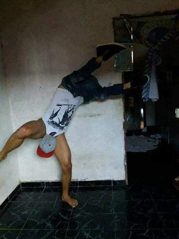 3. И тут вы понимаете, что этот парень стоит не на руках, а на ногах! Он просто ловко пытался вас надурить 😳
