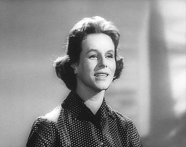 2. Когда-то Гелена Великанова пела, что эти цветы - светлого мая привет.