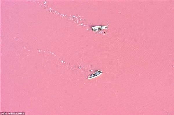 17. Senegal'deki Retba Gölü. Yüksek tuz oranından dolayı açık pembe renge sahip.