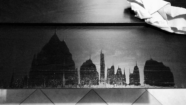 7. Кто-то пролил воду на стол, выдвинул подставку для клавиатуры, чтобы ее вытереть, и вот, что получилось, — город с небоскребами и храмами