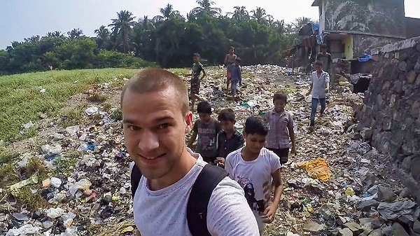 Шесть лет назад Яков Лаукайтис провел два дня, гуляя по трущобам Мумбаи, но у него не было возможности там жить, и он ушел с большим количеством вопросов, чем ответов об этом месте.