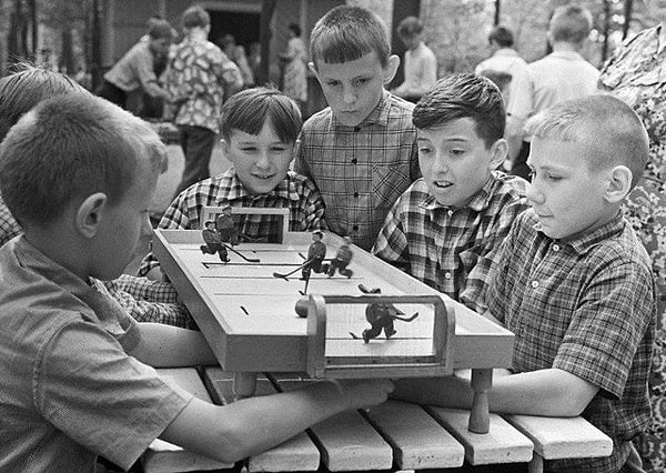 8. Летом в хоккей тоже играли, только в настольный