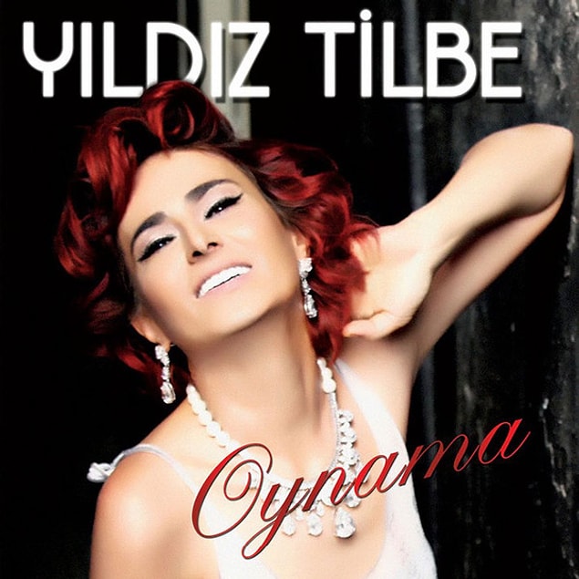 Yıldız Tilbe ve kızıl saçı artık özdeşleştirebiliriz. Kısa saçlarına daha önce kullanmadığı tonda açık bir kızıl renk kullanıyor. Parıltılı aksesuarlarını da unutmamış...