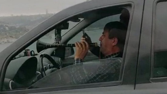 Yok Artık! Köprüde Aracını Kullanırken Bir Yandan da Zurna Çalan Adam