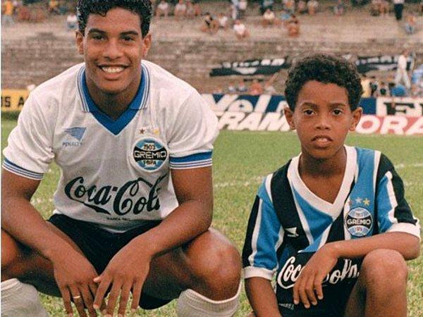 Aile geçimini abisi Assis, futboldan kazandığı parayla sürdürüyordu. Ronaldinho da futbola abisi Assis'in desteğiyle başladı.